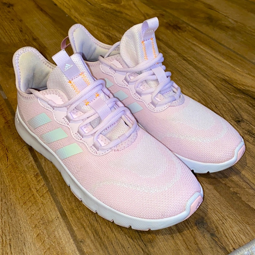 Woman’s Adidas Bounce light pink sneaker